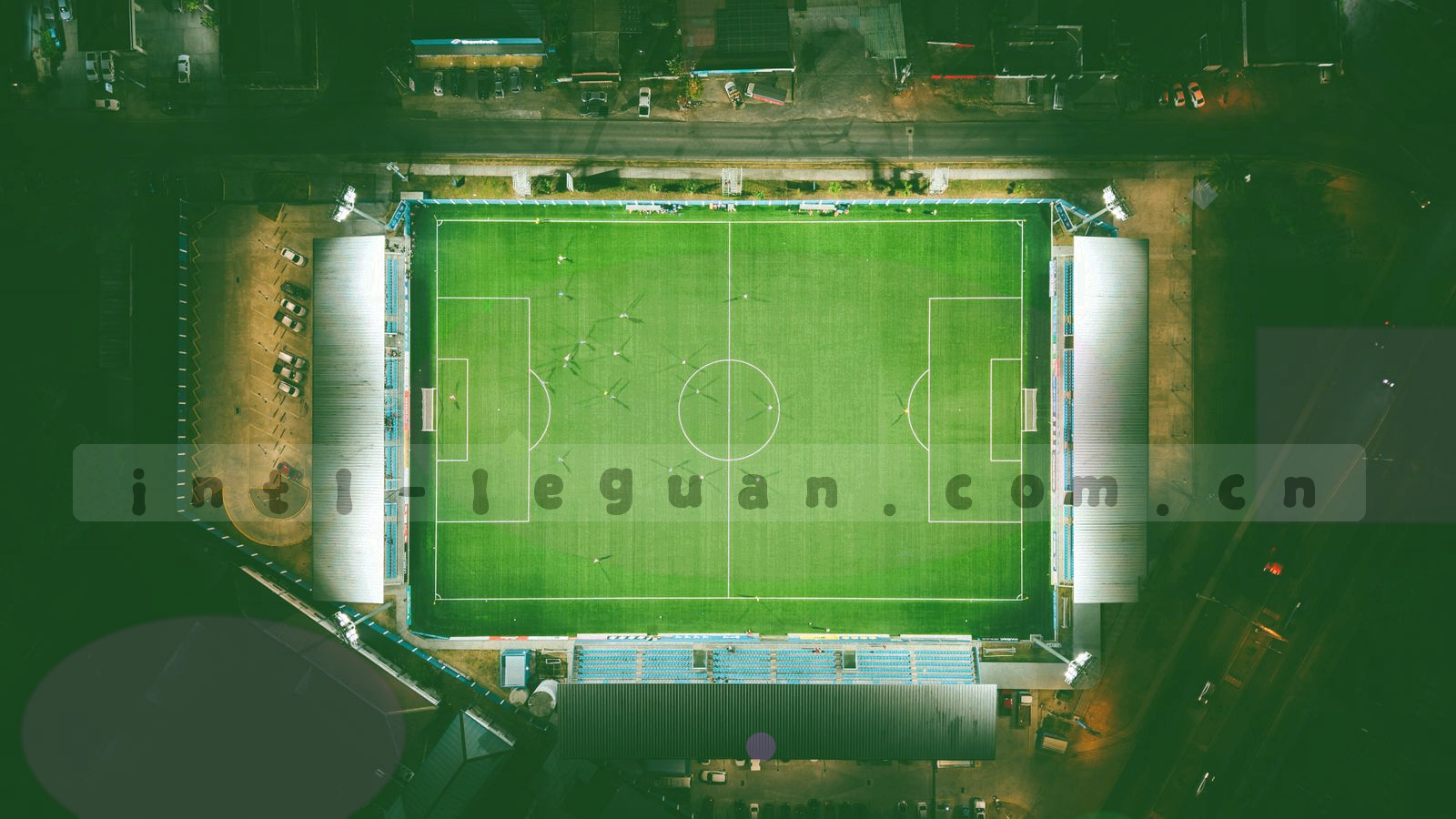 抽象加密锁与网格纹理，象征数据保护与信息安全